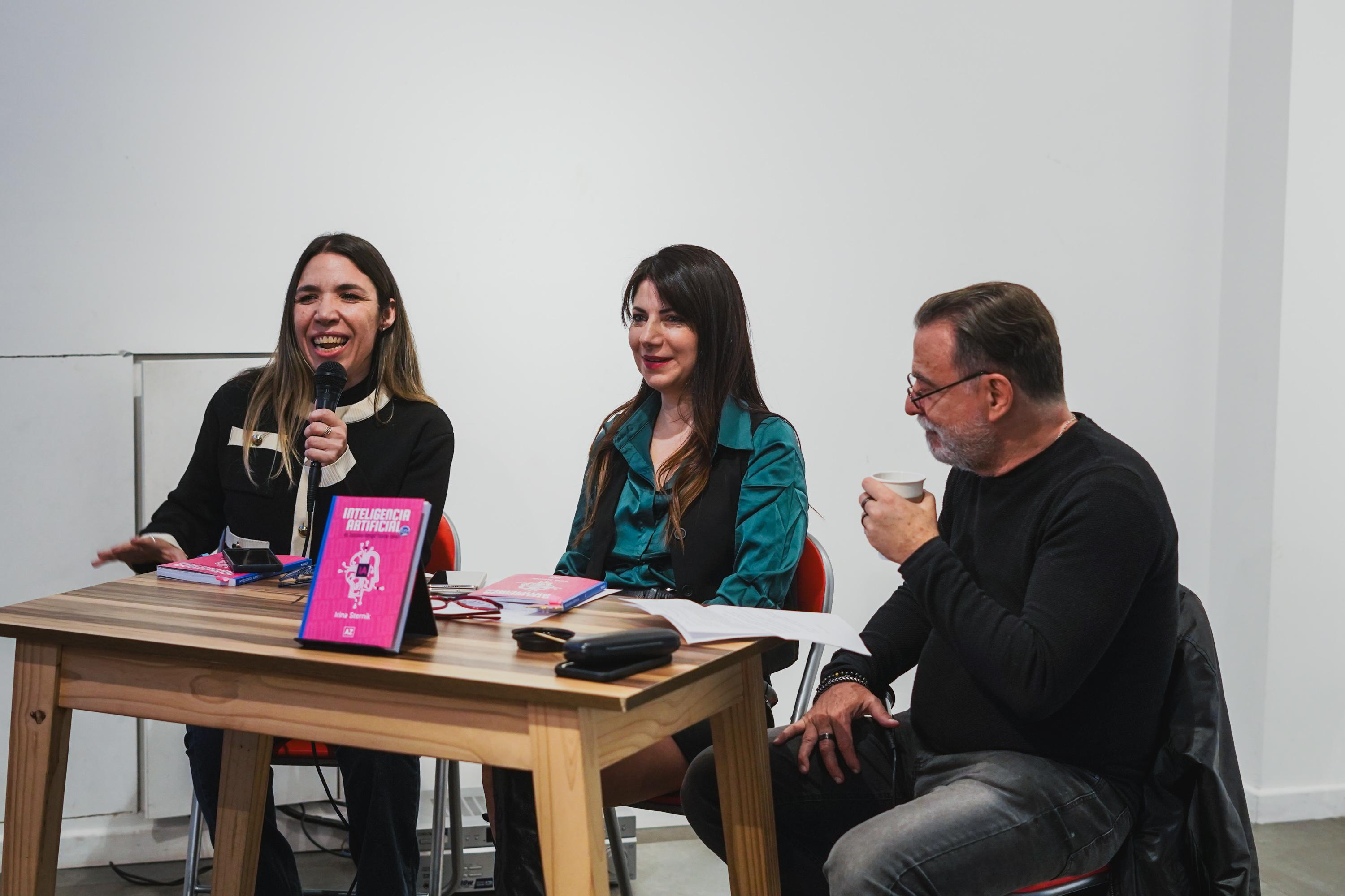 Melisa participa con un micrófono en una conversación sobre inteligencia artificial