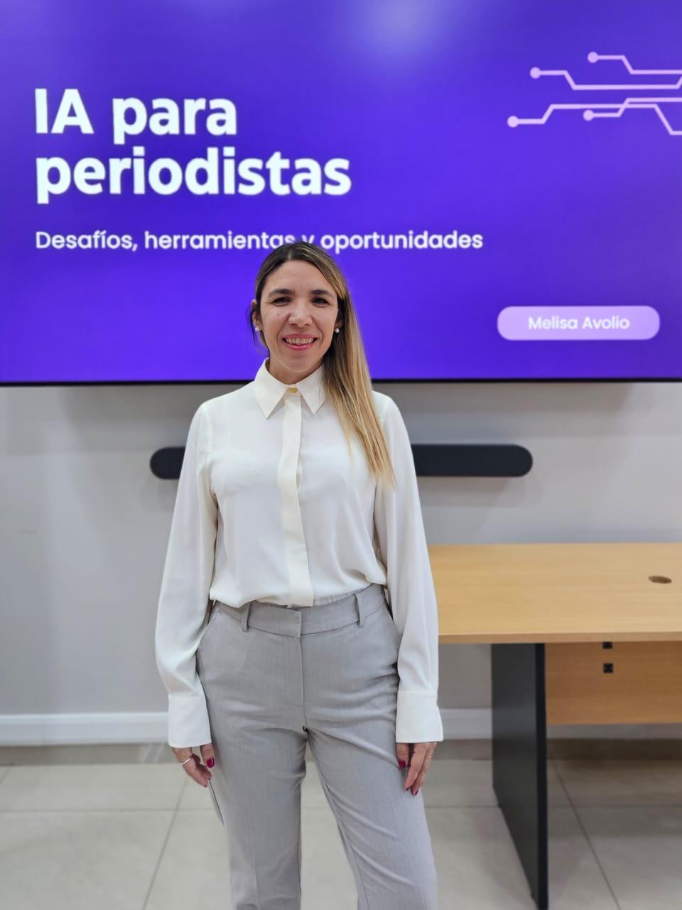 Melisa frente a una presentación de formación en inteligencia artificial para periodistas