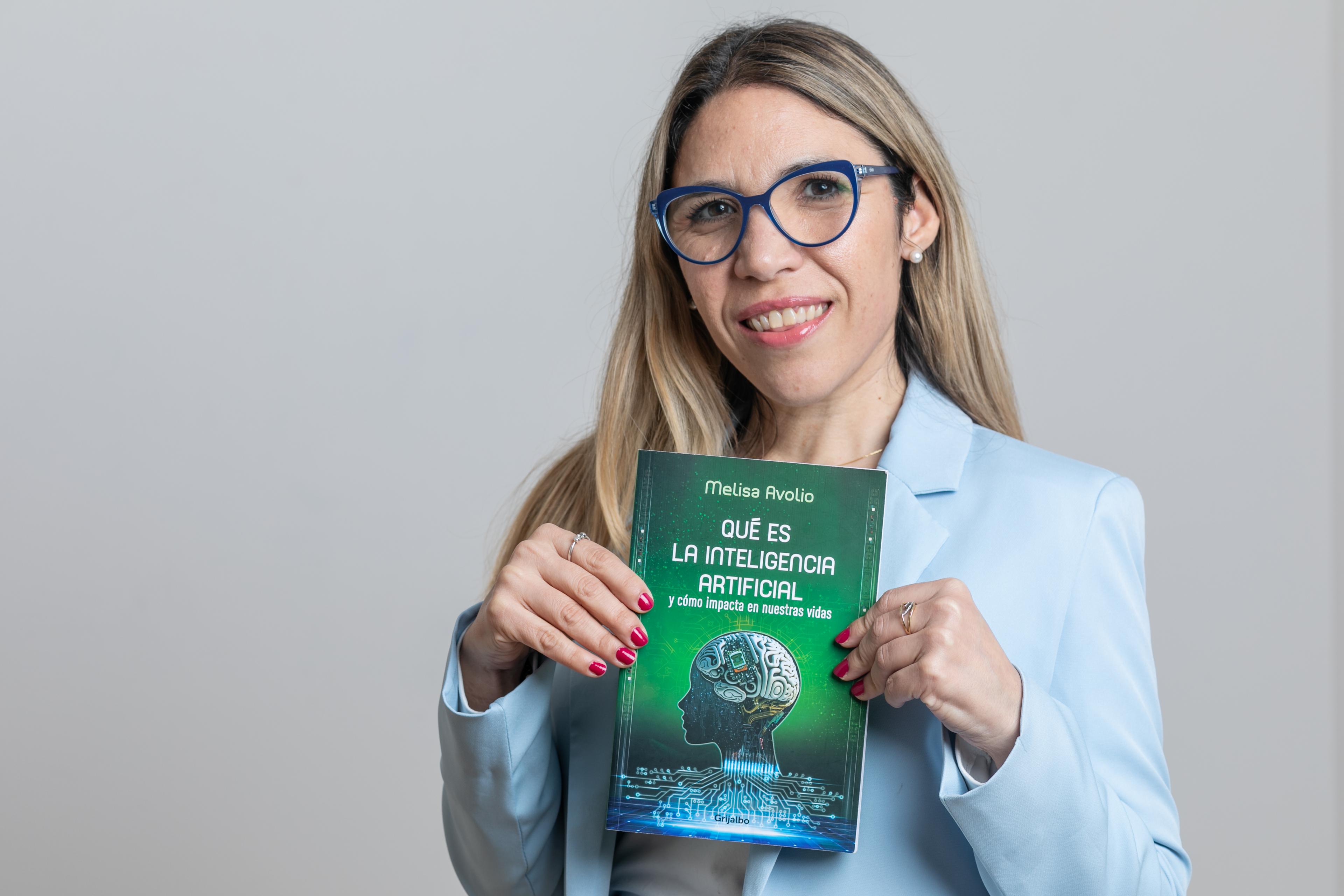 Melisa sostiene su libro sobre inteligencia artificial